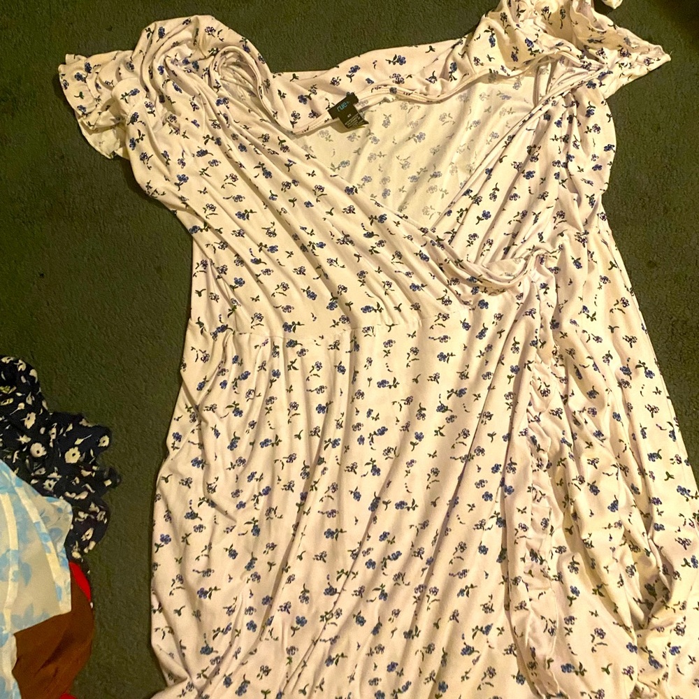 Rue 21 4x floral flowy dress with neck plunge. NEVER WORN